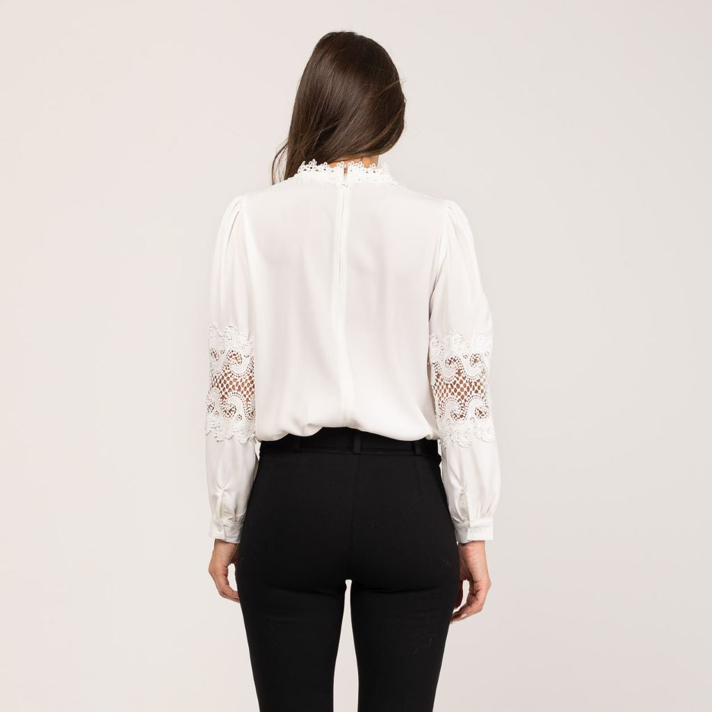 Blusa Blanca Satinada con Puntilla MANGO ZARA