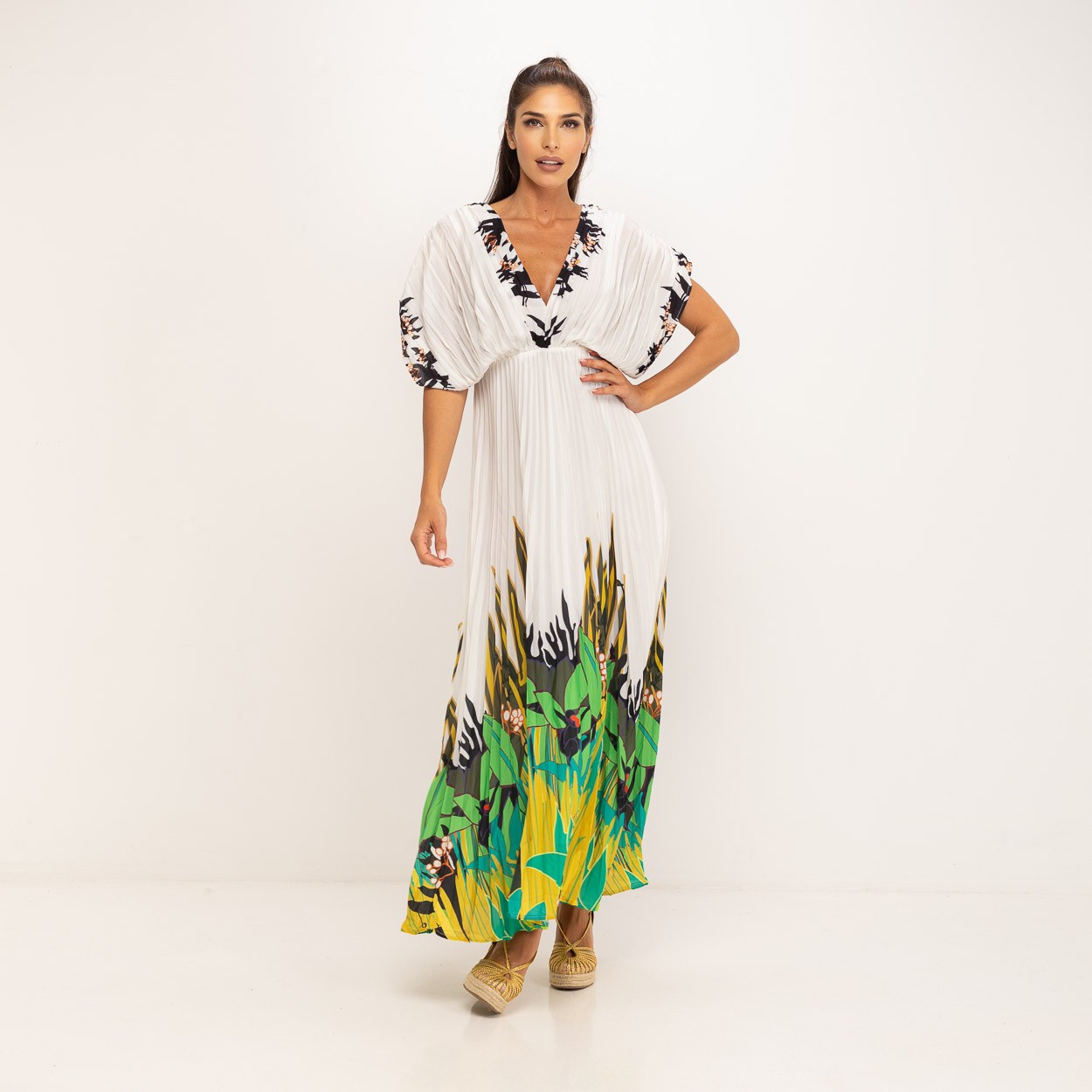 Vestido Blanco con estampado tropical verde satinado plisado corte japonés MANGO ZARA