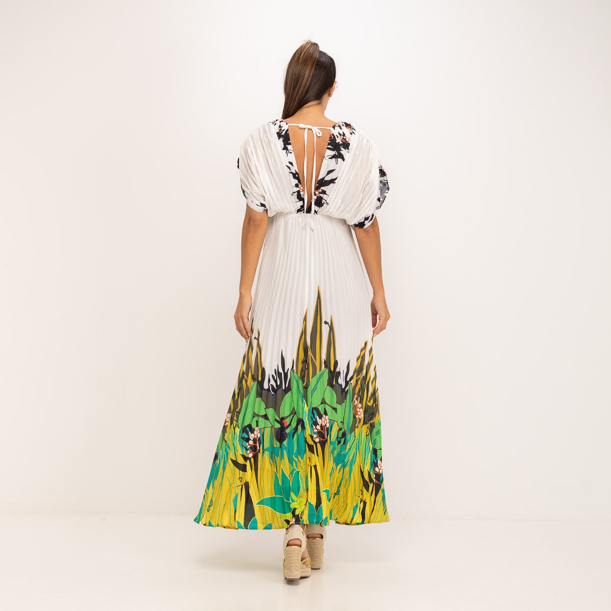 Vestido Blanco con estampado tropical verde satinado plisado corte japonés MANGO ZARA
