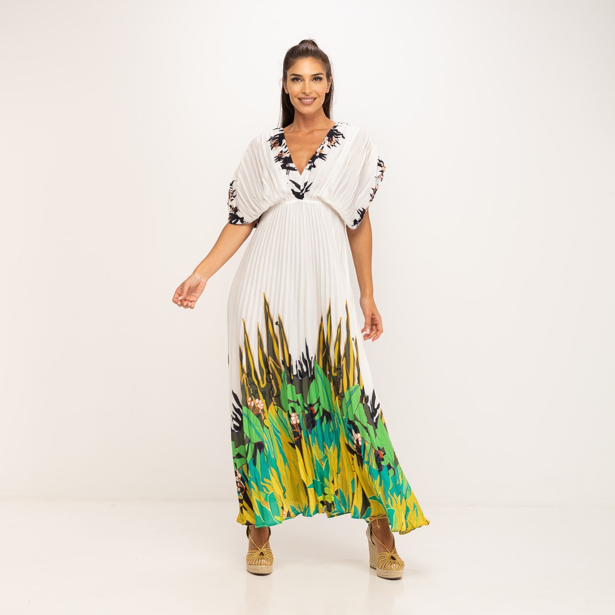 Vestido Blanco con estampado tropical verde satinado plisado corte japonés MANGO ZARA