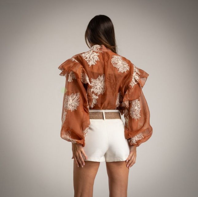 Blusa de organza marron chocolate con flores bordadas blancas mangas de farol