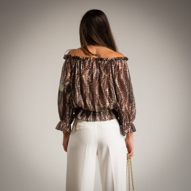 Blusa estampada escote bardot color marron chocolate Moda50