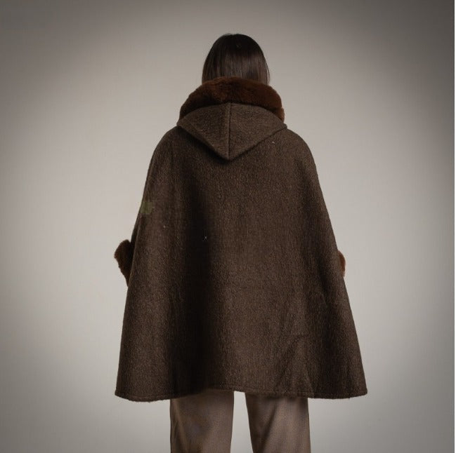 Capa marron con capucha