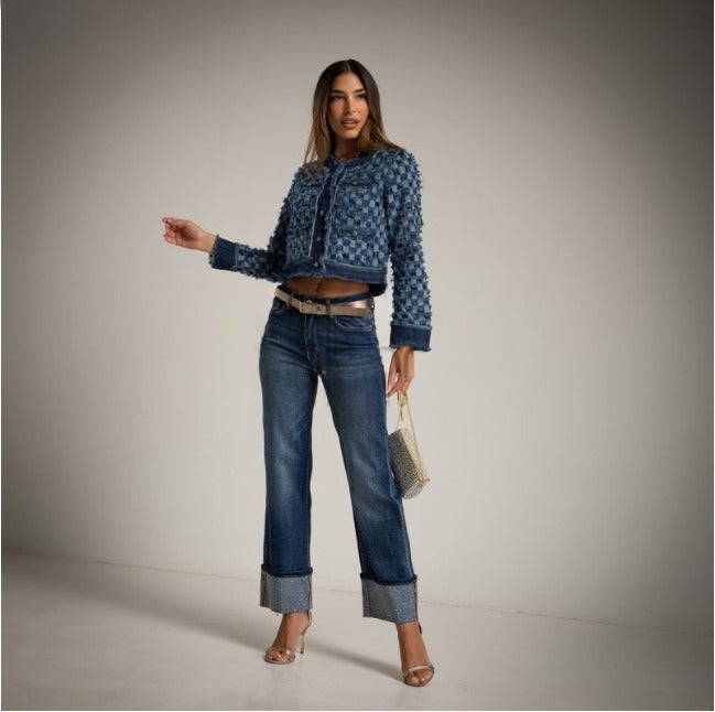Chaqueta Tipo Chanel Azul Denim cuadros desflecados y jeans con bajo doblado hacia arriba con cristales brillantes incrustados