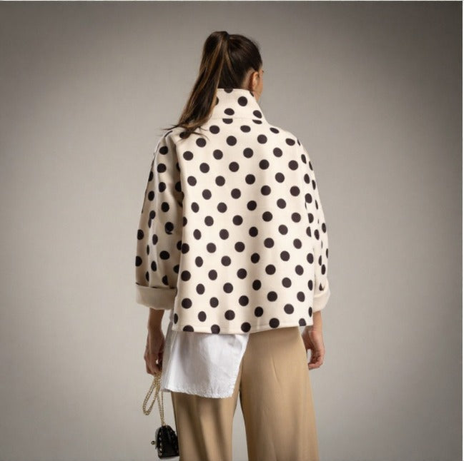 Chaqueta de lunares doble cremallera cuello chimenea blanco y negro
