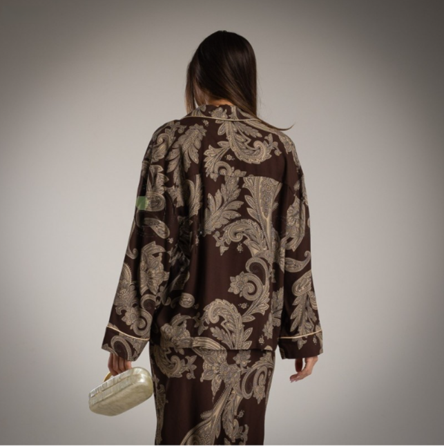 Chaqueta marron chocolate estampado pasley satinada estilo pijama