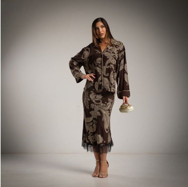 Chaqueta marron chocolate estampado pasley satinada estilo pijama