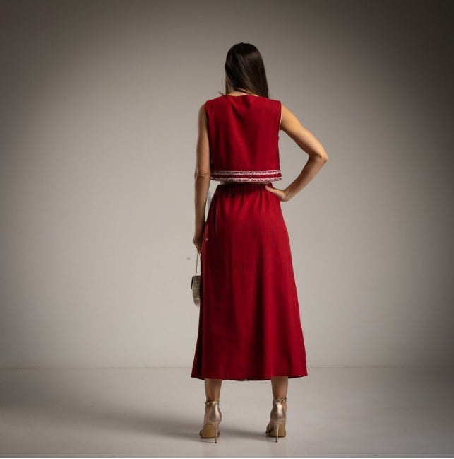 Conjunto de falda y chaleco de lino bordado en borgoña Moda50