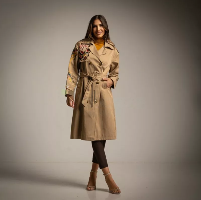 Gabardina beige con flores bordadas