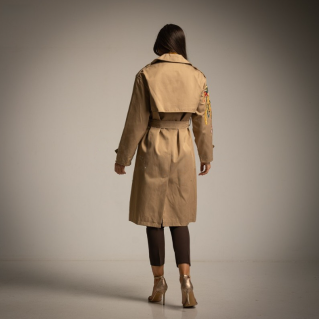 Gabardina beige con flores bordadas