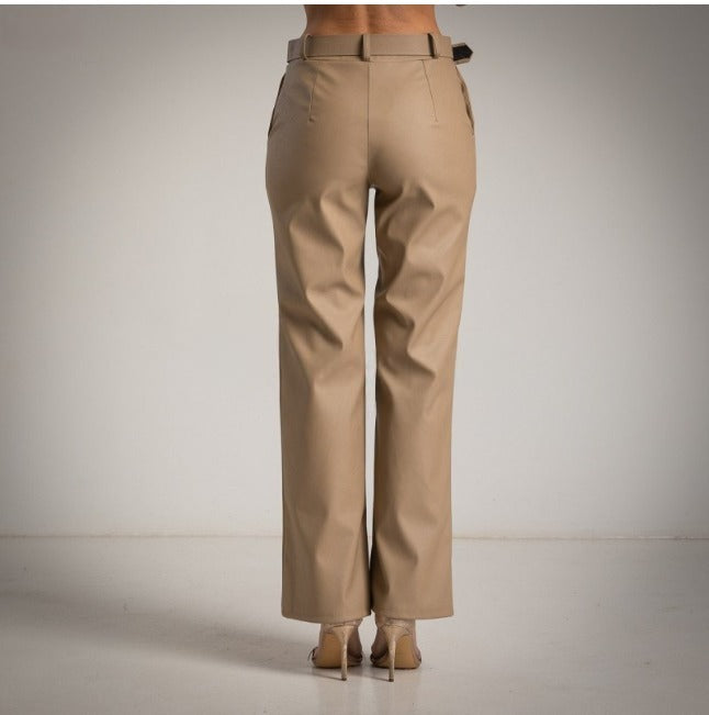 Pantalon ecopiel con cinturon beige Moda50