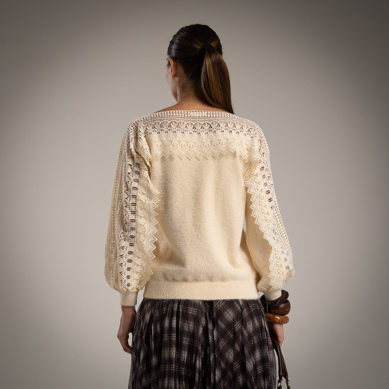 Sweater blanco con puntilla de viscosa