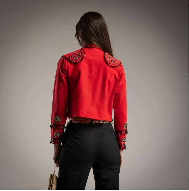 Torera Roja con bordados dorados y apliques negros