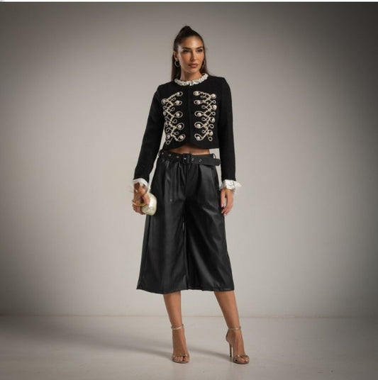 Torera negra goyesca con bordado dorado y perlas y  puños desmontables