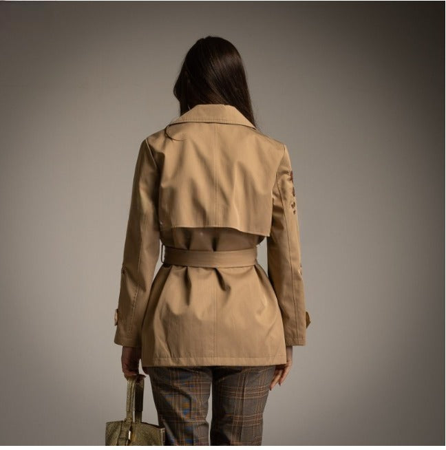 Trench corto beige con flores bordadas