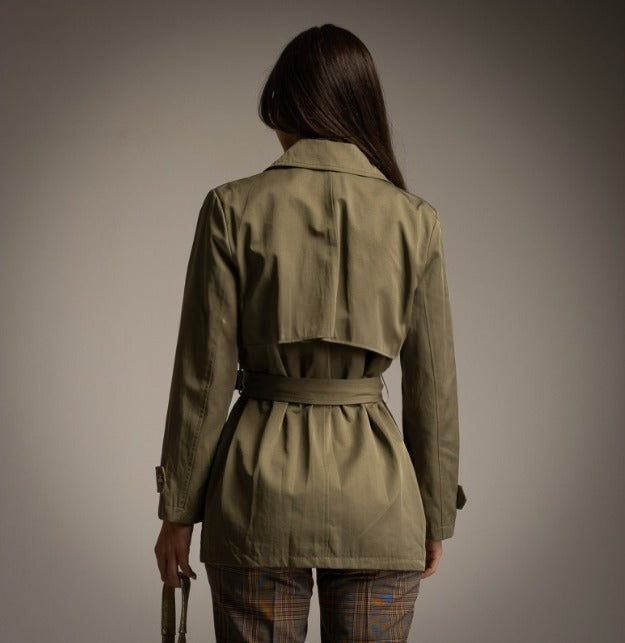 Trench corto caqui con pedrería doradas Moda50