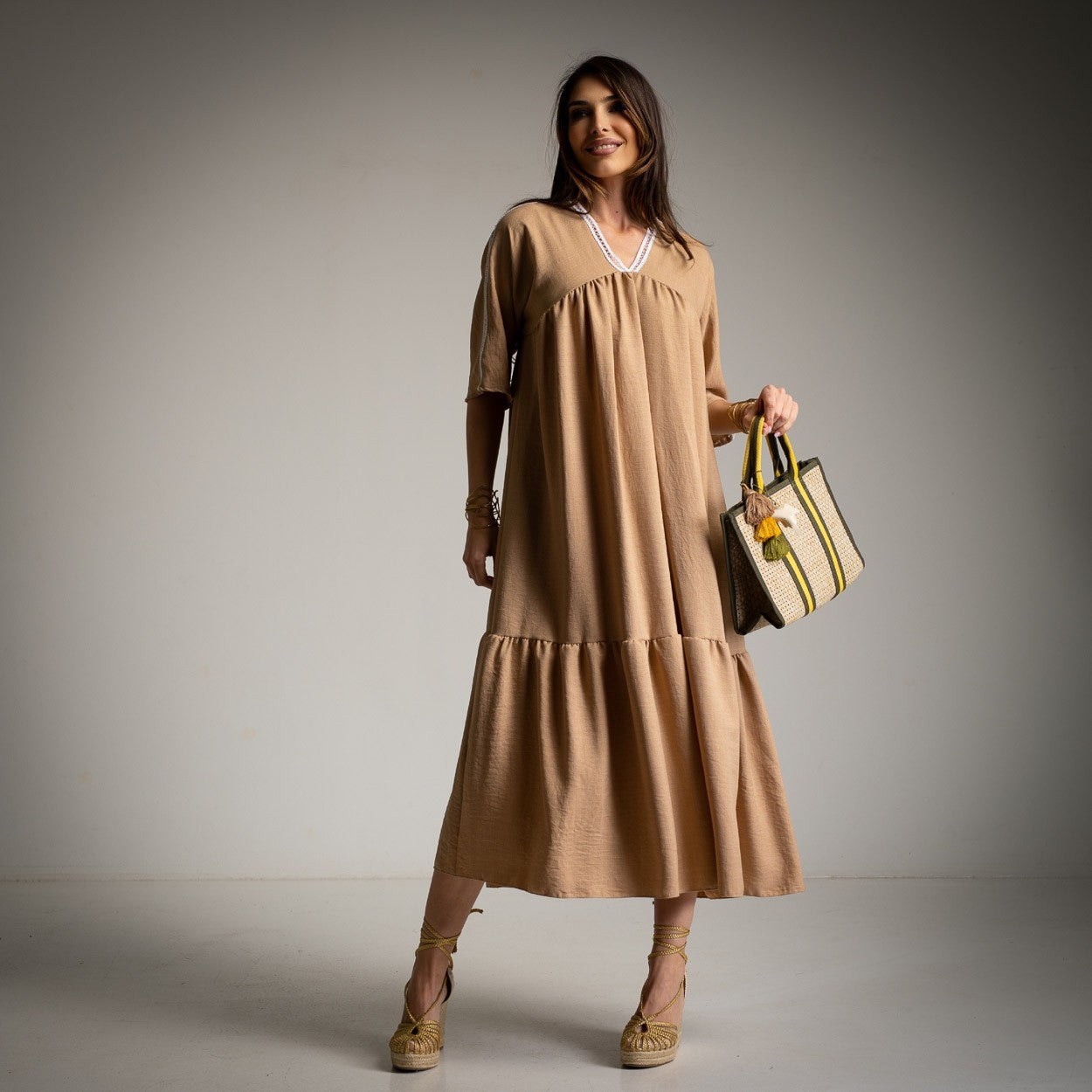 Vestido_Holgado_con_Volantes_Beige