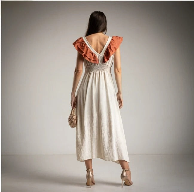 Vestido crudo con volantes en el escote