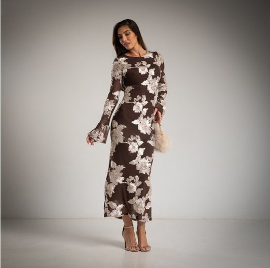 Vestido de fiesta largo y ceñido en tul chocolate con apliques de flores en blanco.