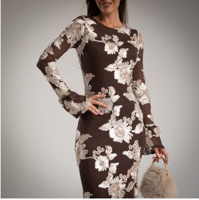 Vestido de fiesta largo y ceñido en tul chocolate con apliques de flores en blanco.