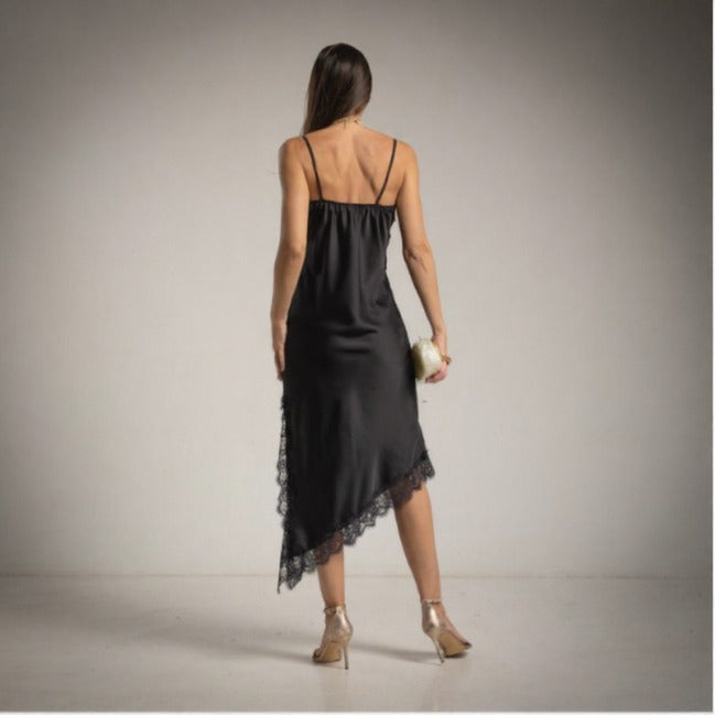 Vestido lencero asimetrico satinado negro con puntilla en negro