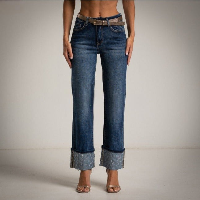jeans con bajo doblado hacia arriba con cristales brillantes incrustados