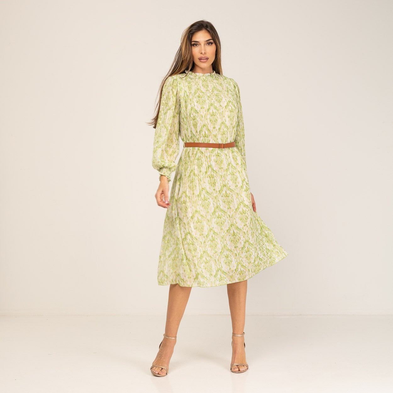 Vestido Vaporoso Estampado Verde Dorado con cinturón MANGO ZARA