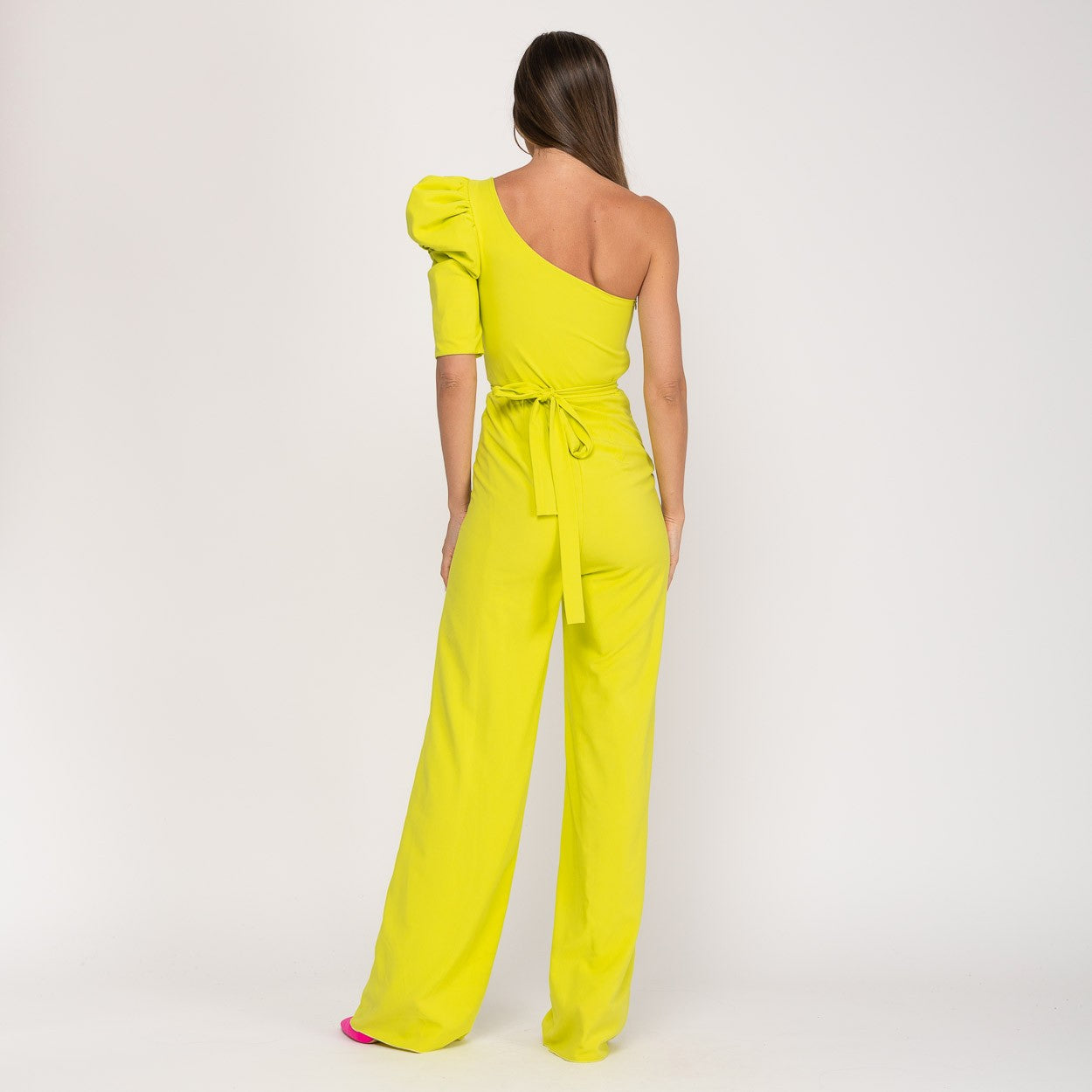 Mono de fiesta amarillo fluor cuerpo asimétrico