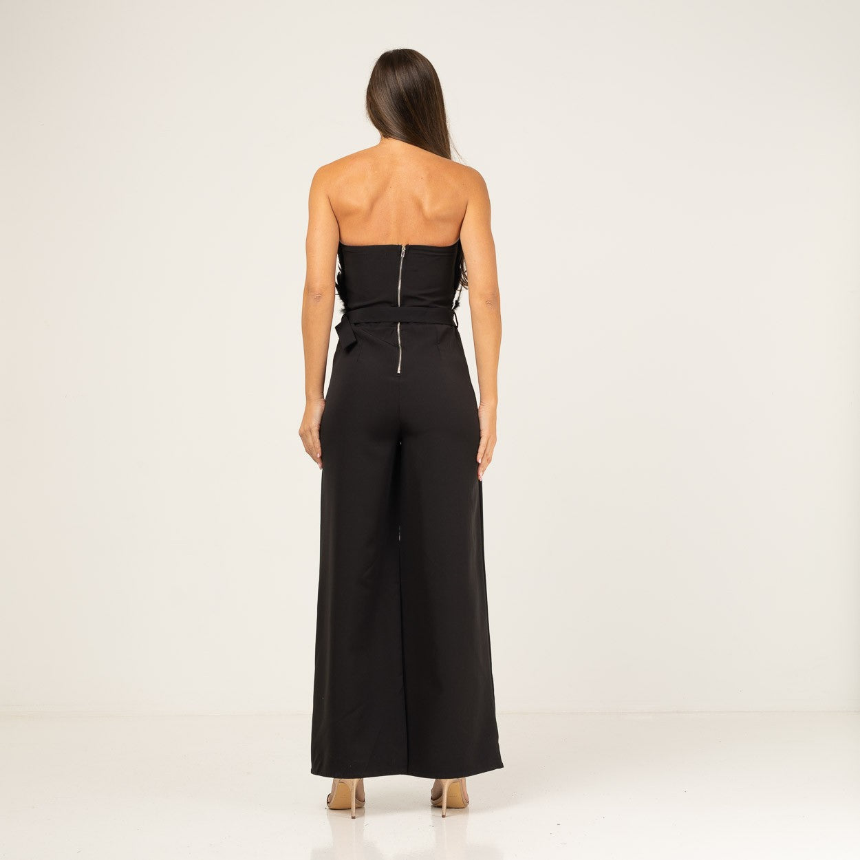 Mono de fiesta negro pantalon palazzio cuerpo de plumas y cinturon con perlas