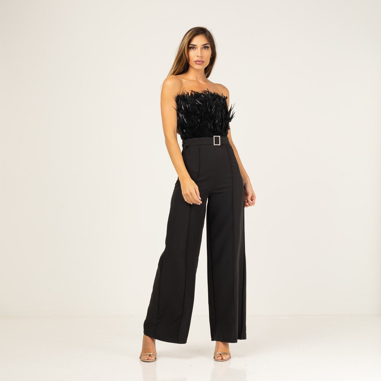 Mono de fiesta negro pantalon palazzio cuerpo de plumas y cinturon con perlas