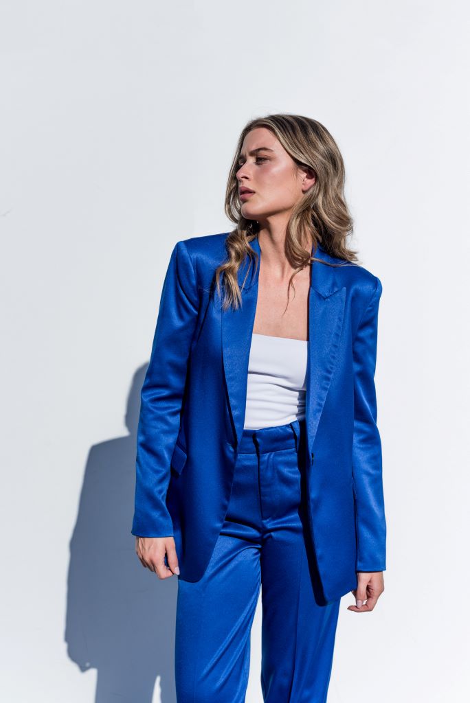 Blazer satinada azul eléctrico