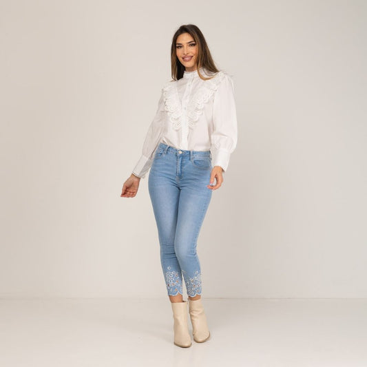 Blusa blanca con volantes y puntillas