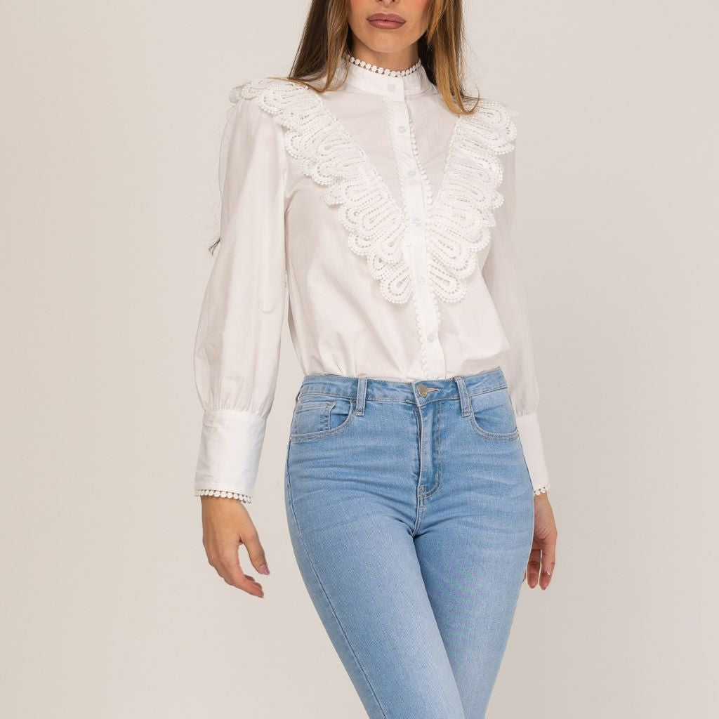 Blusa blanca con volantes y puntillas