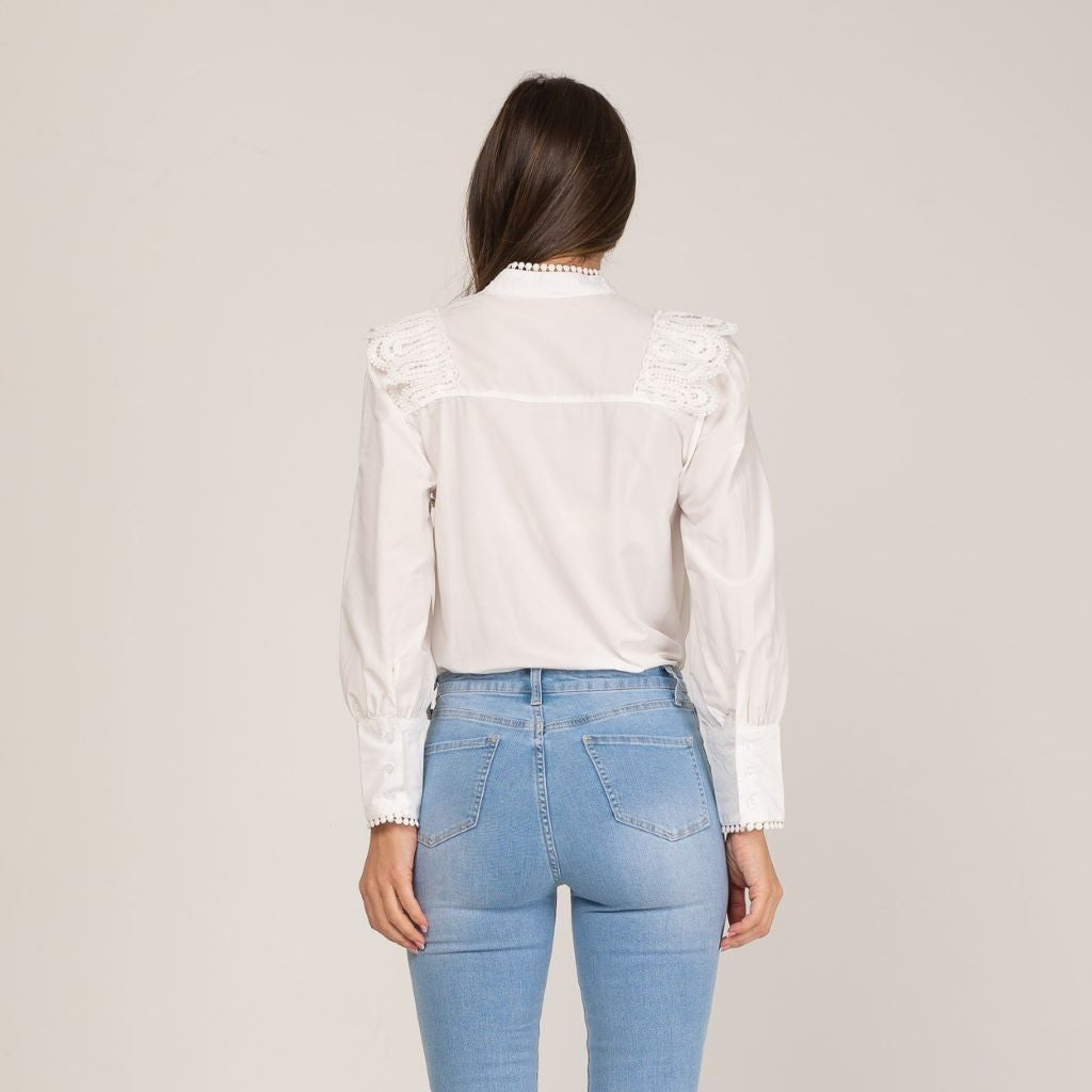 Blusa blanca con volantes y puntillas