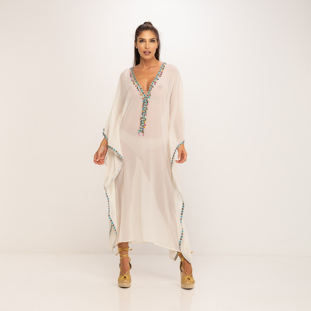 Kaftan blanco con abalorios