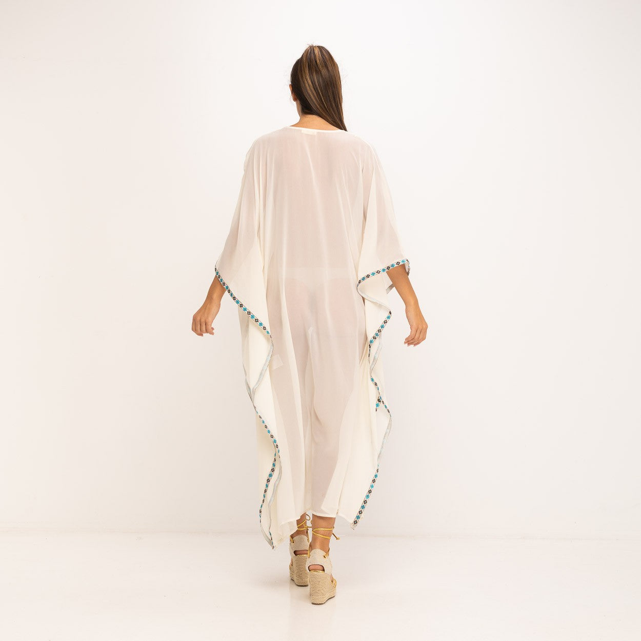 Kaftan blanco con abalorios