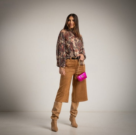 Bermudas de antelina color camel con cintuon y Blusa de tul estampado Floral Mangas Globo Lazo al cuello beige
