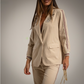 Blazer_Sport_color_beige_con_escudo_de_cristales_de_swarovski