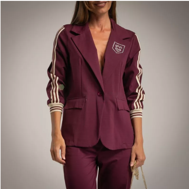 Blazer Sport color burgundy con escudo de cristales de swarovski