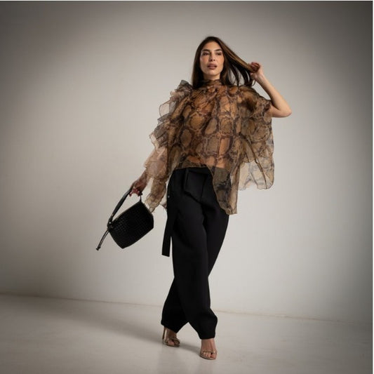 Blusa de organza estampado serpiente con volantes