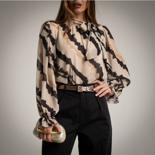 Blusa estampada cuello halter en tonos beige y chocolate con lazo en el cuello Moda50