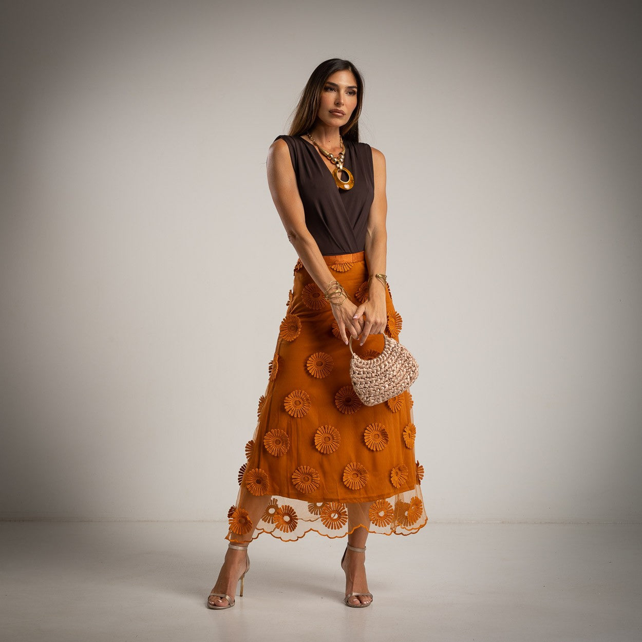Body marron chocolate elegante Moda50 a juego con falda de tul color teja con flores bordadas