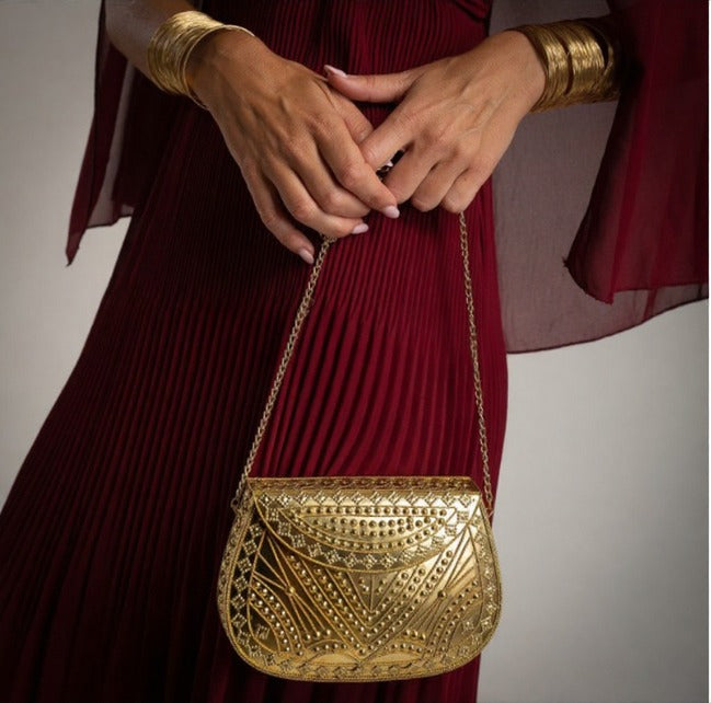 Bolso Rígido Dorado con dibujos grabados