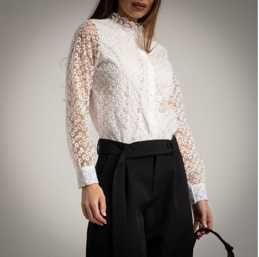 Camisa blanca de tul con flores bordadas