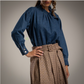 Camisa denim azul oscuro cuello halter y lazo en el cuello