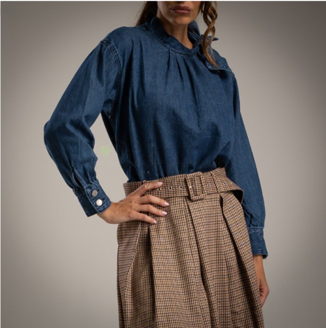 Camisa denim azul oscuro cuello halter y lazo en el cuello