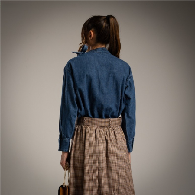 Camisa denim azul oscuro lazo en el cuello