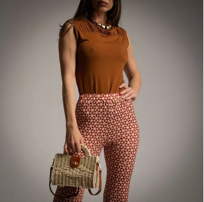 Camiseta Marron Chocolate satinada y drapeada sin mangas