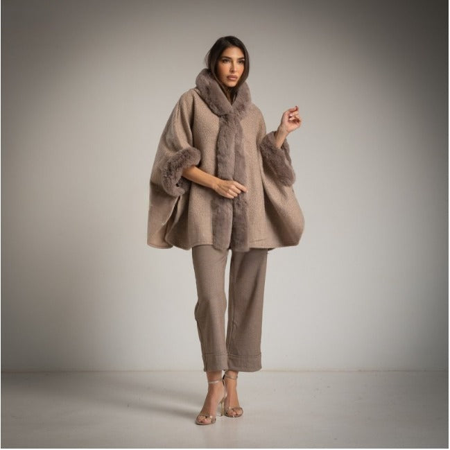 Capa beige con capucha