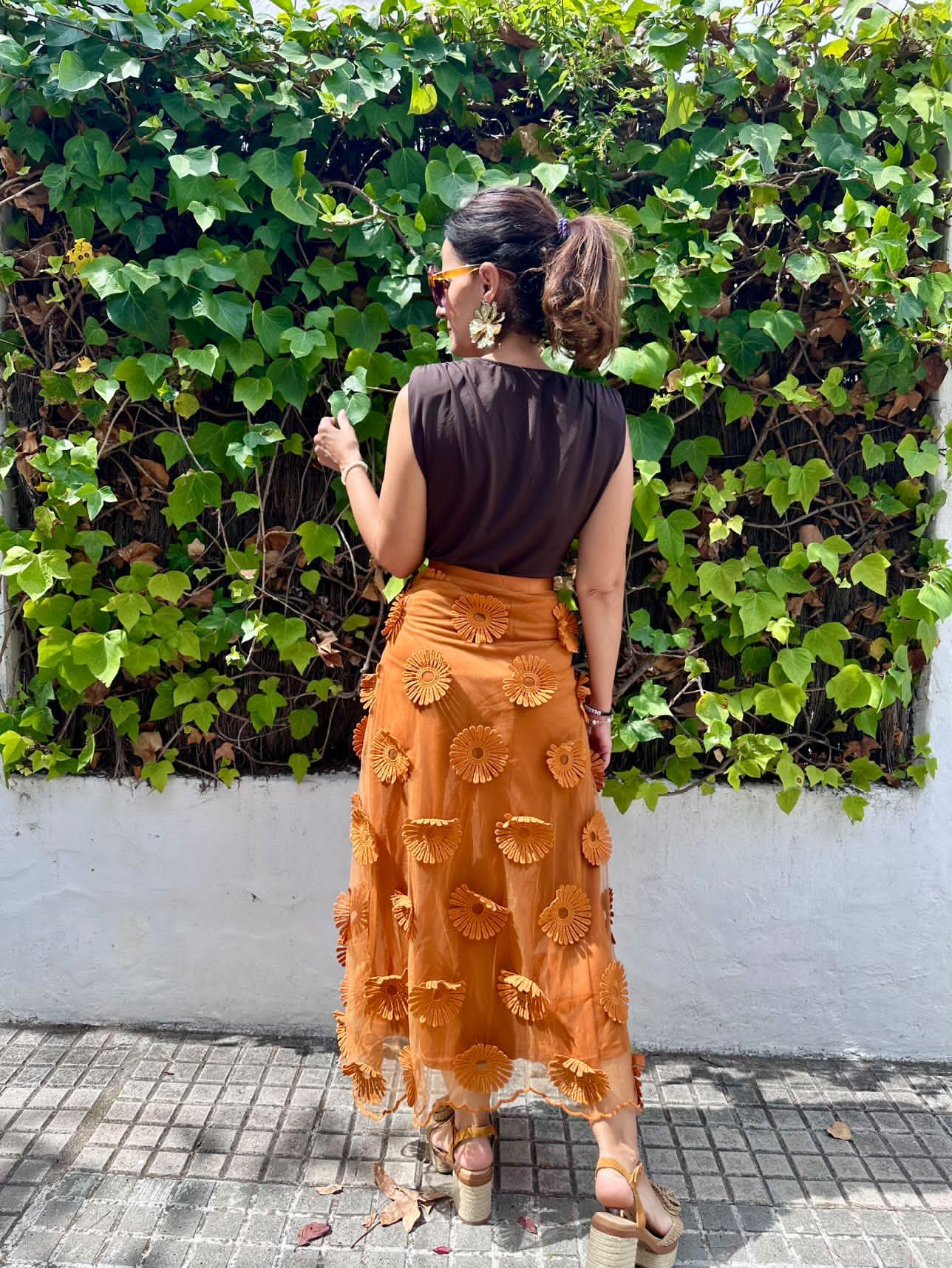 Carmenmodelosenior luciendo falda de tul con flores en color teja y body marron chocolate